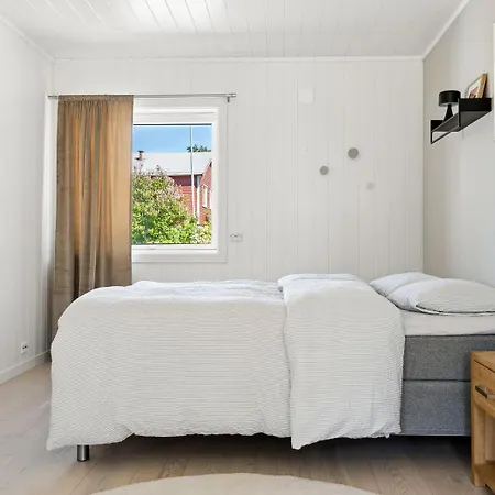 Romslig Hus I Vestvagoy Holiday home *