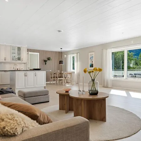 Romslig Hus I Vestvagoy Holiday home Rishaugen